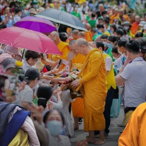 Chỉ có loại vô công rồi nghề, mượn áo tu để ăn bám xã hội, mới kêu ca không đủ tiền làm Phật sự